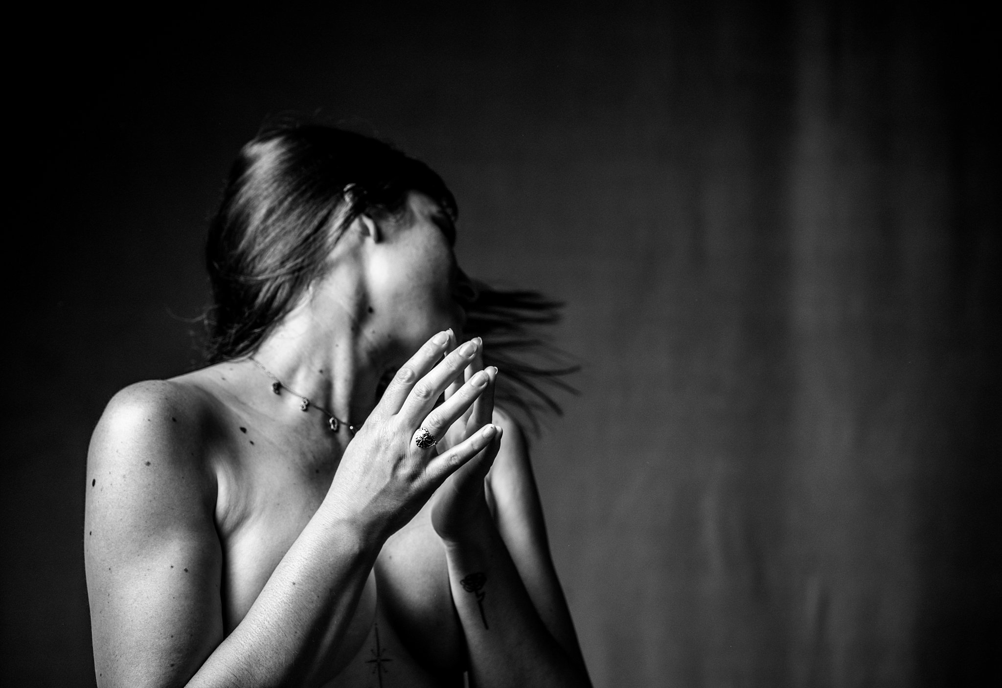 photo en noir et blanc d'une femme en mouvement lors d'une seance estime de soi 