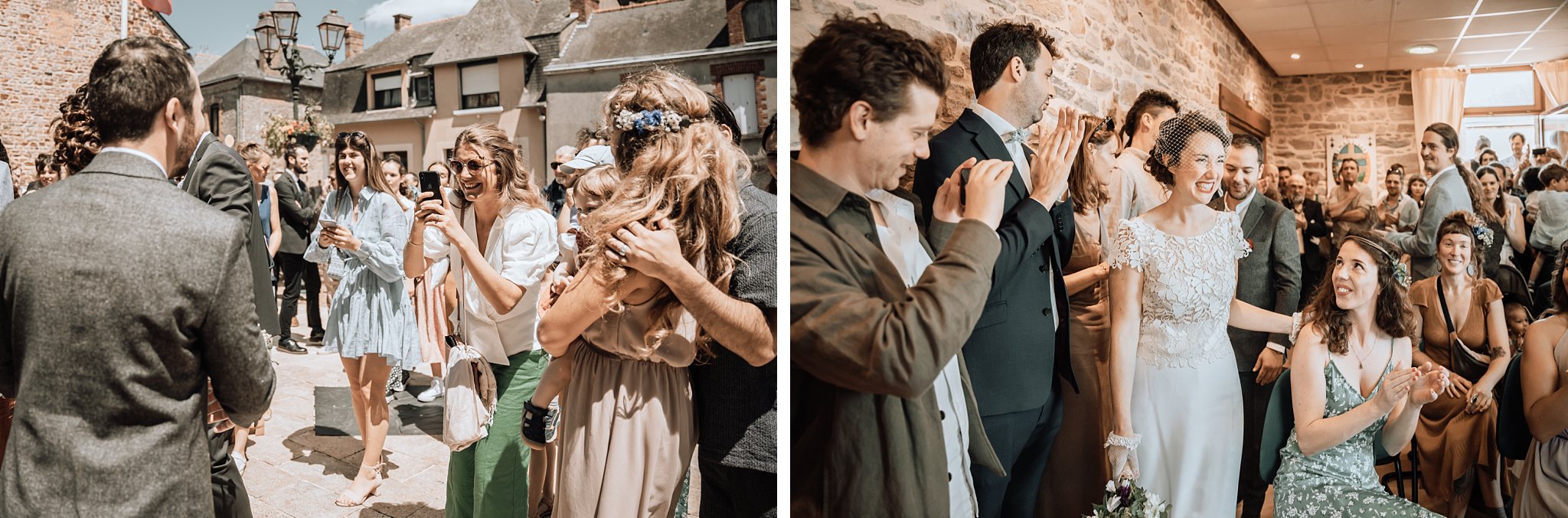 les invités accueillent les mariés dans la mairie.Un reportage photo mariage en Bretagne sur le thème champêtre et bohème