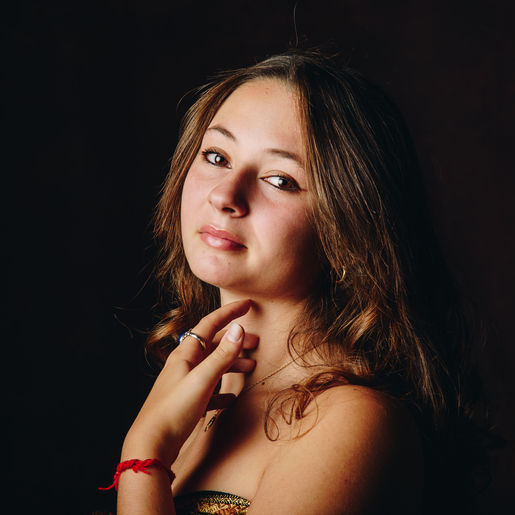 charlotte-portrait-adolescent-seance-photo-ado-rennes-frederique-jouvin (11) une jeune fille prends une pose lors séance photo pour une adolescente à Rennes