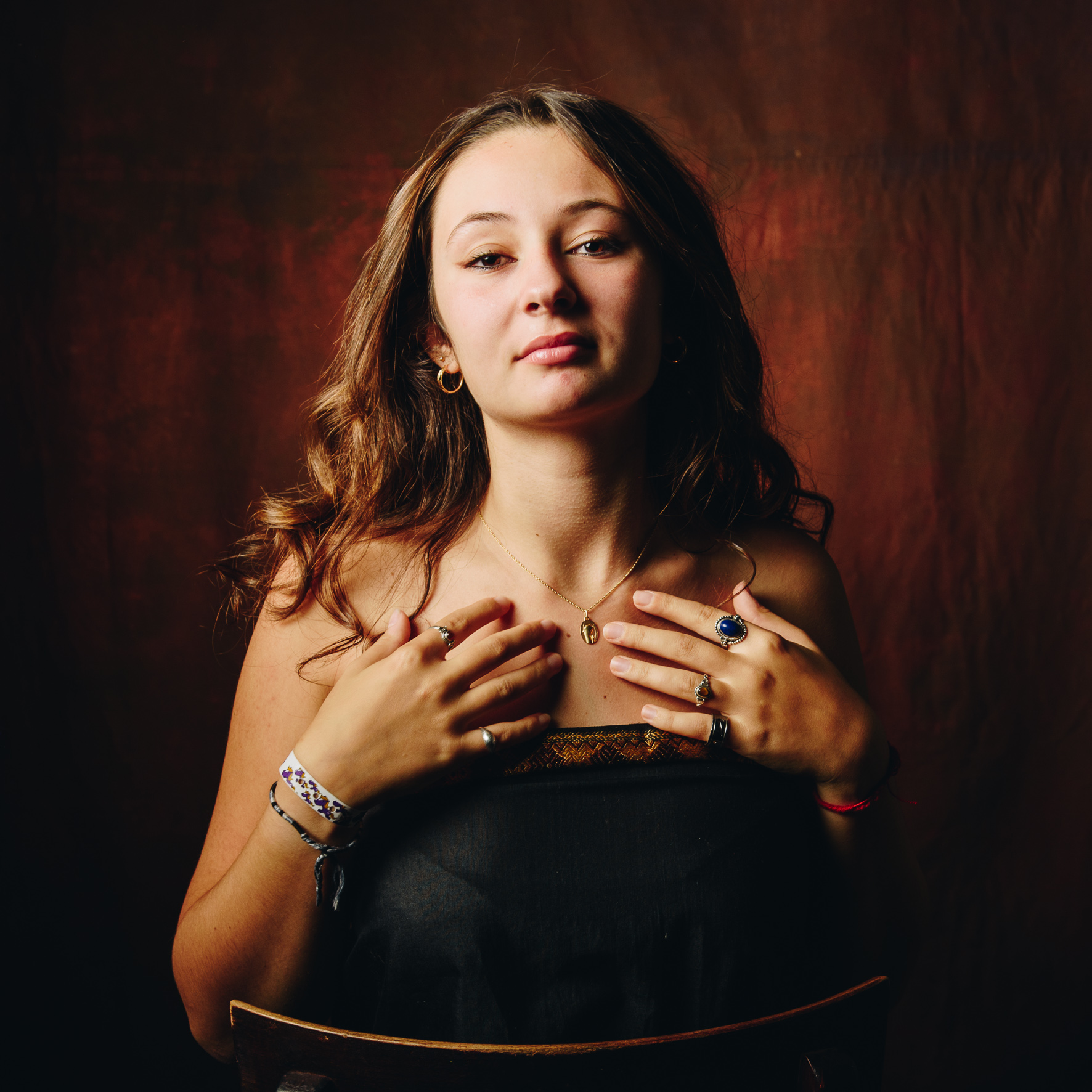 charlotte-portrait-adolescent-seance-photo-ado-rennes-frederique-jouvin (12) une jeune fille prends une pose lors séance photo pour une adolescente à Rennes
