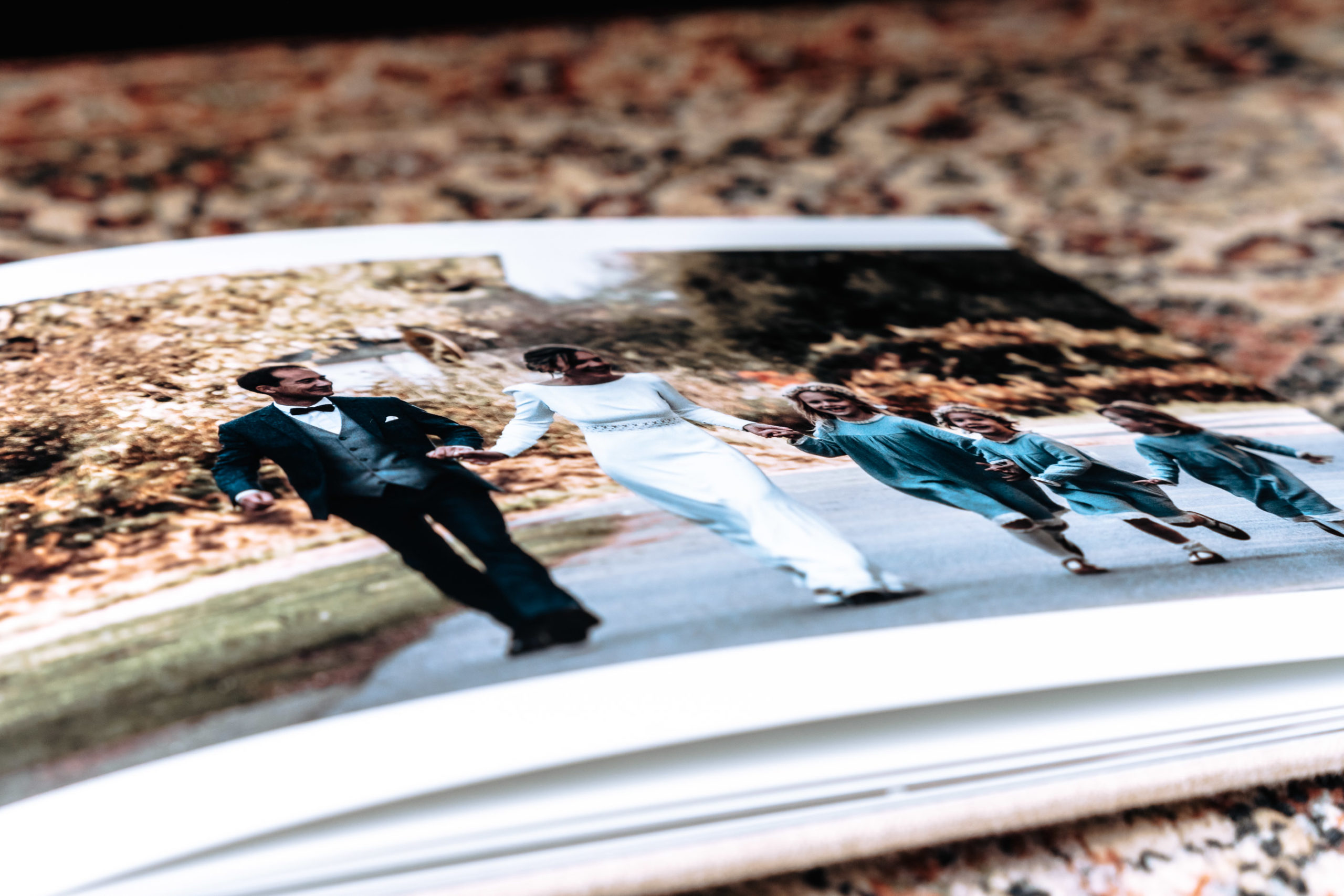 un coffret en bois, un album photo et les deux petits albums en bois et en lin pour un reportage photo mariage