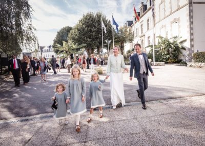 les mariés accompagne de leurs enfants se dirigent vers la mairie pour la ceremonie civile,Un sublime mariage à Carnac pour G & Y