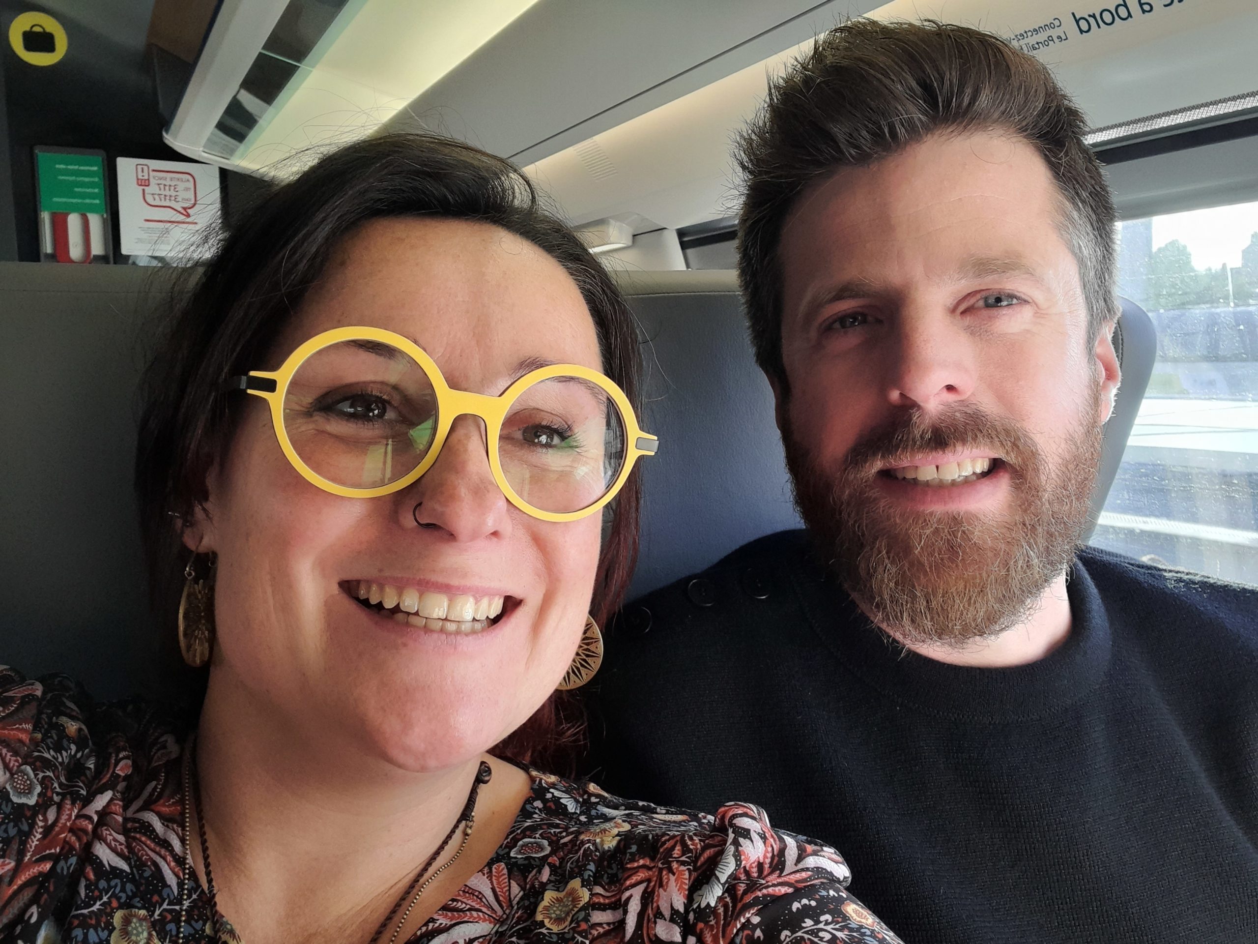 une photo de moi et mon chéri dans le train pour aller à Paris