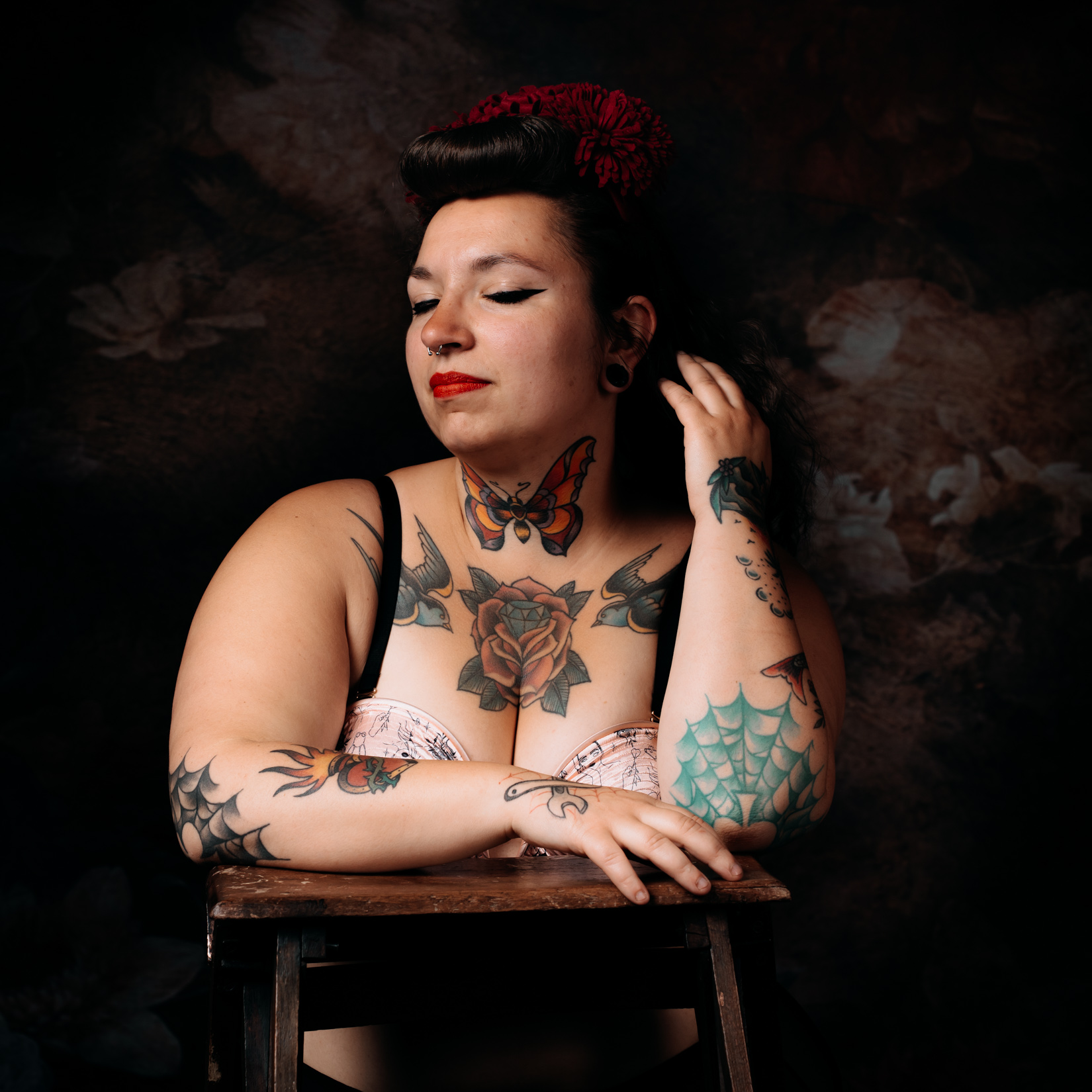portrait d'une femme tatouée qui pose en sous-vetement