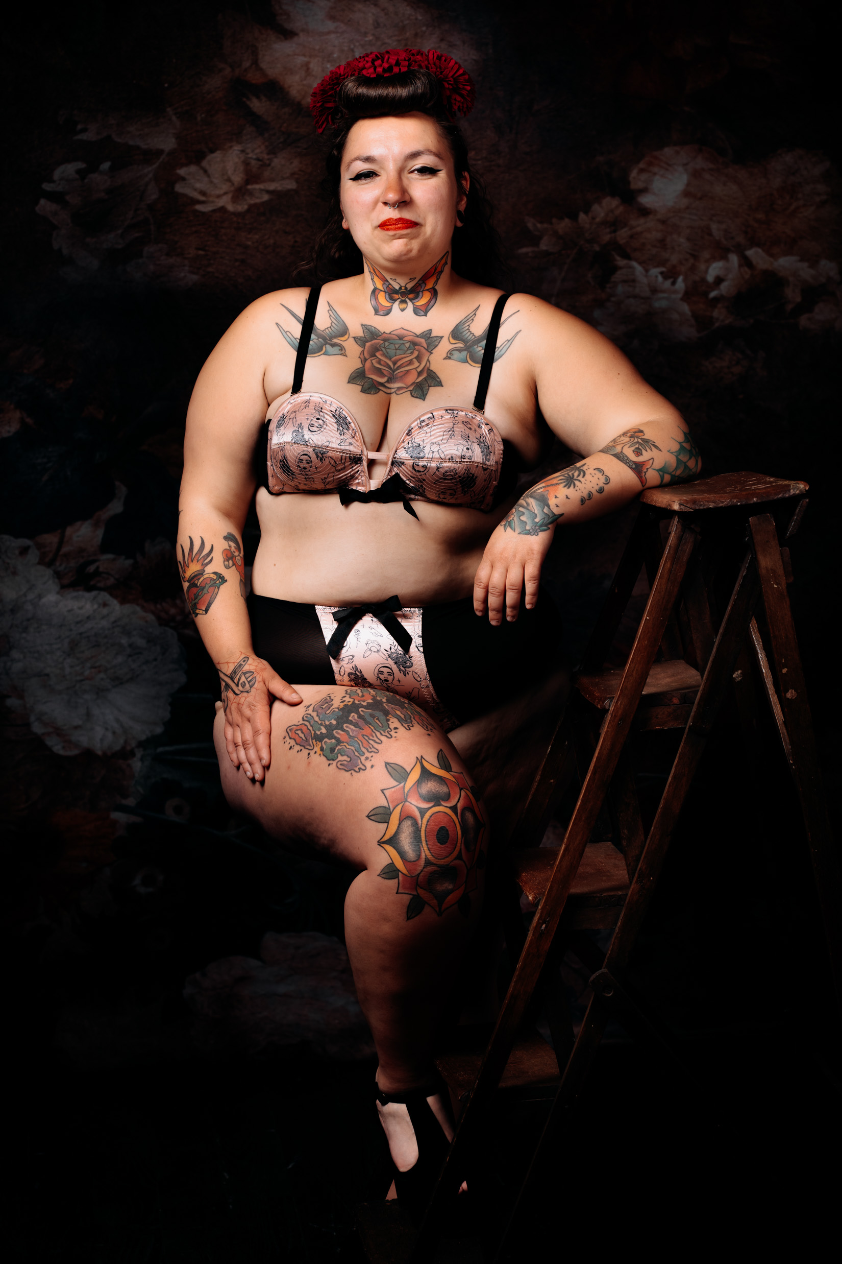 portrait d'une femme tatouée qui pose en sous-vetement, séance boudoir et estime de soi