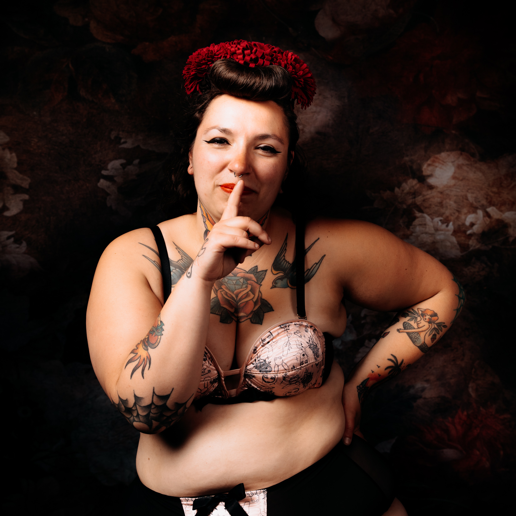 portrait d'une femme tatouée qui pose en sous-vetement, séance boudoir et estime de soi