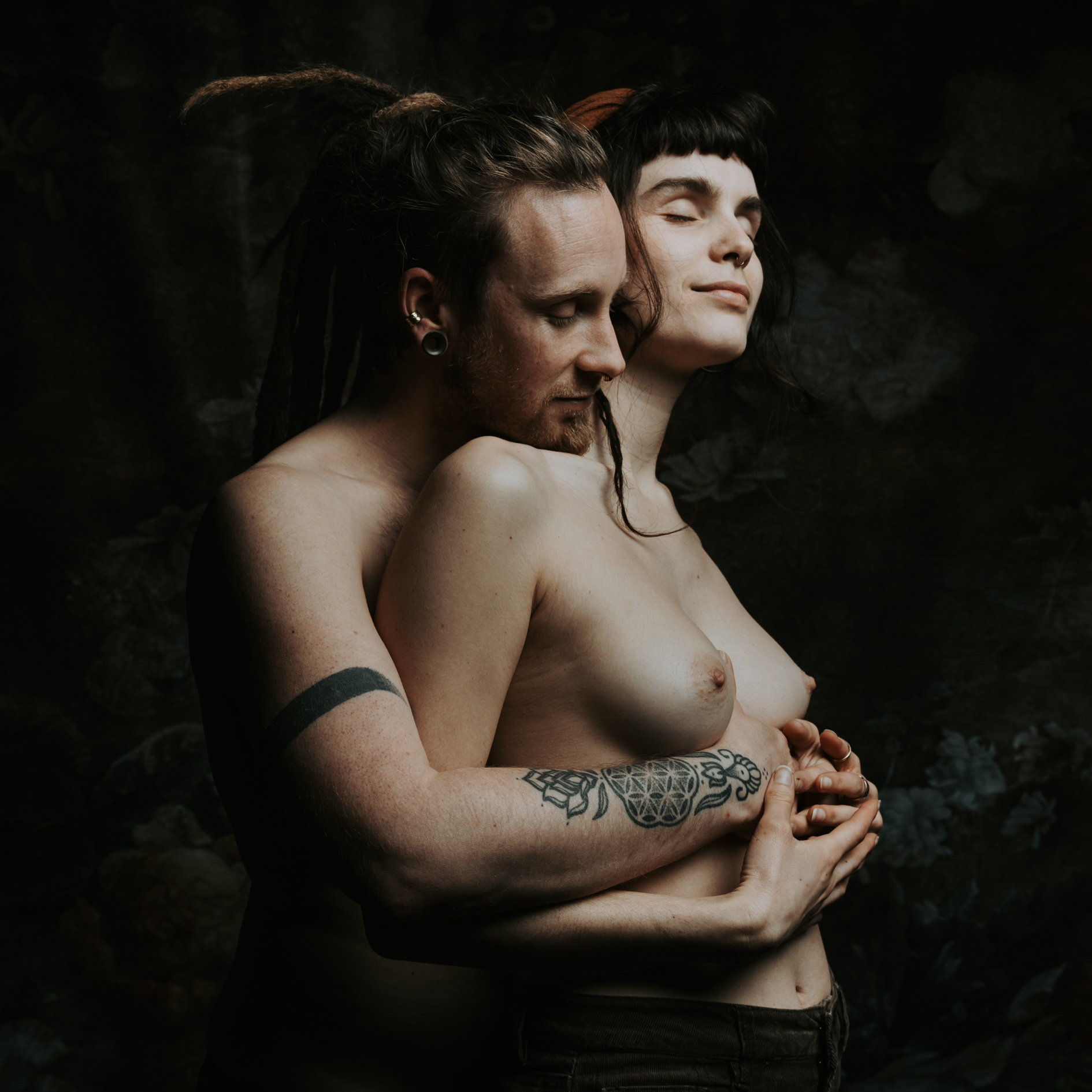 un couple pose  en studio photo lors d'une seance couple.