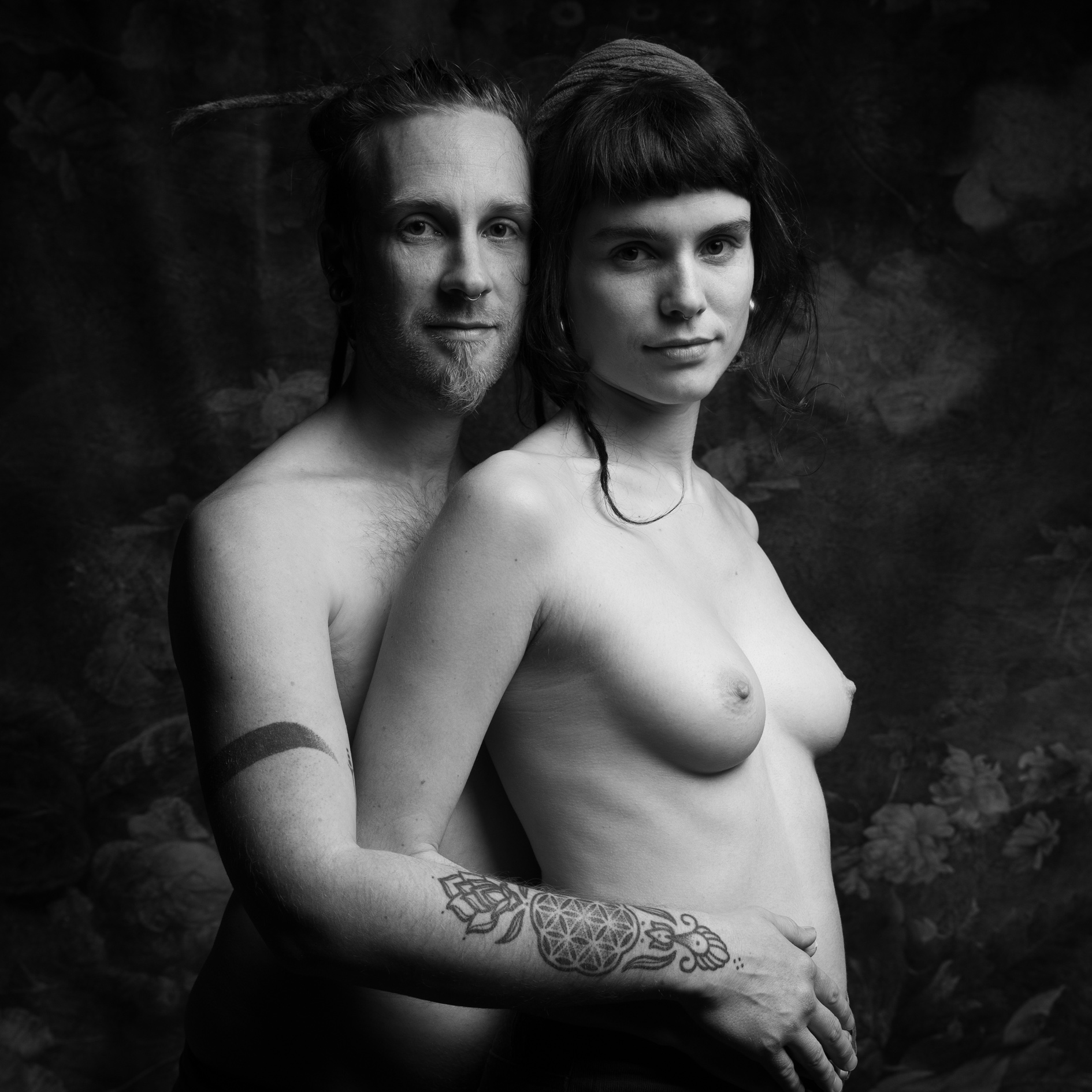 un couple pose  en studio photo lors d'une seance couple.