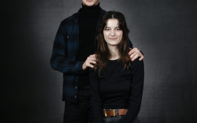 Un cadeau intemporel pour noël : un portrait frère et sœur au studio photo à rennes