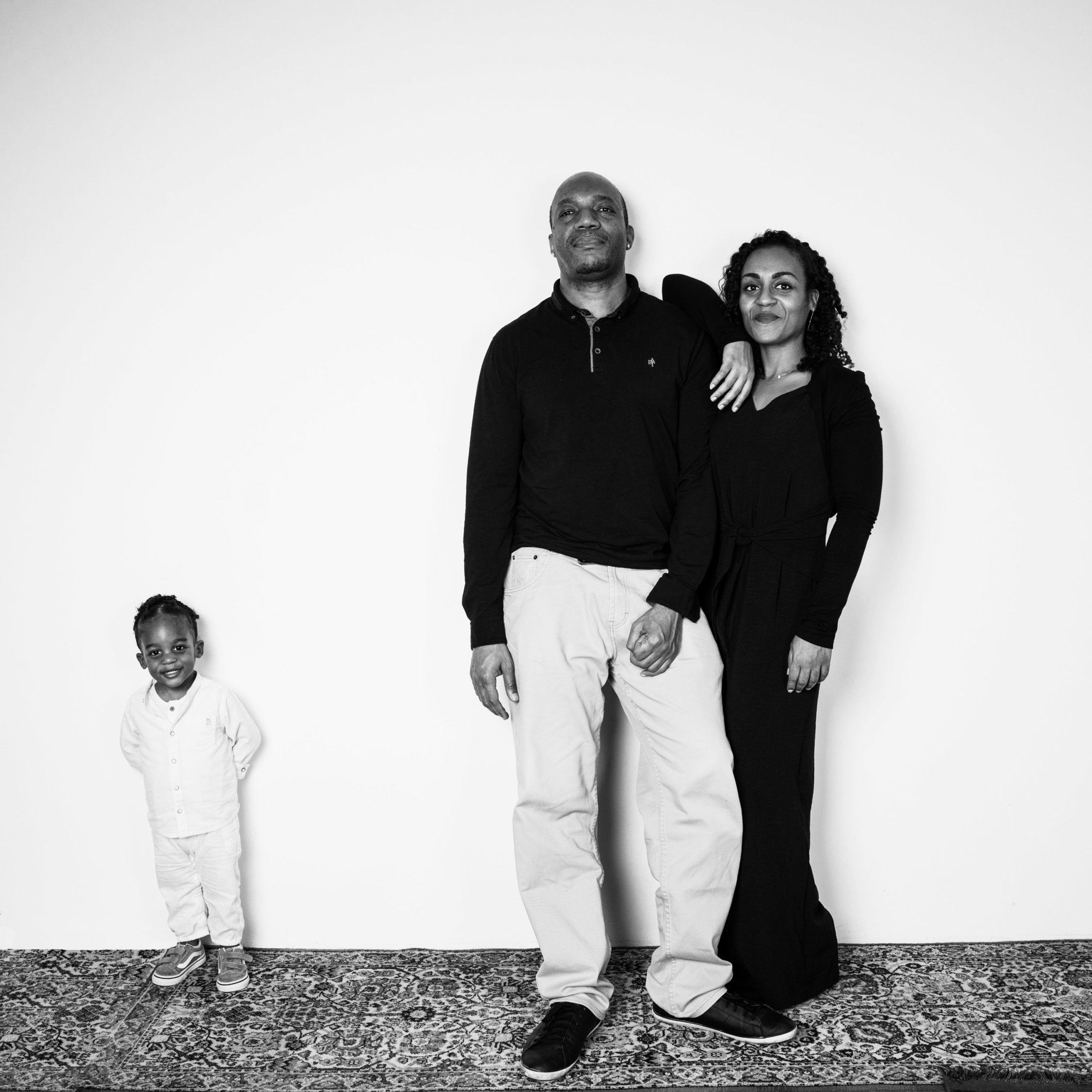 les tendances 2024 en portrait de famille en noir et blanc. portraits de famille : réinventez vos souvenirs avec style
