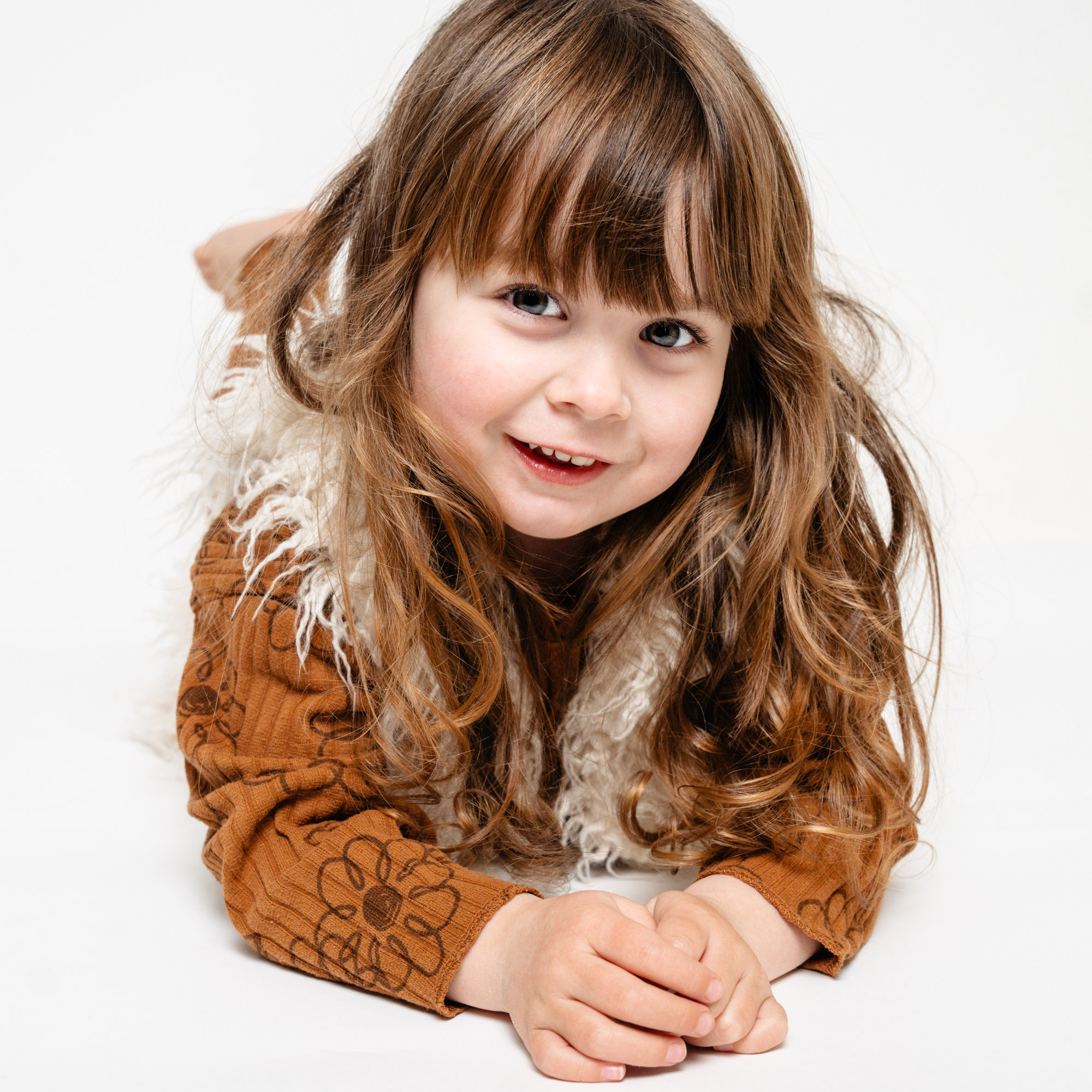 Une enfant pose lors d'une seance photo enfant. Offrez à Votre Enfant des Souvenirs Éternels : Pourquoi Opter pour une Séance Photo Professionnelle à Rennes
