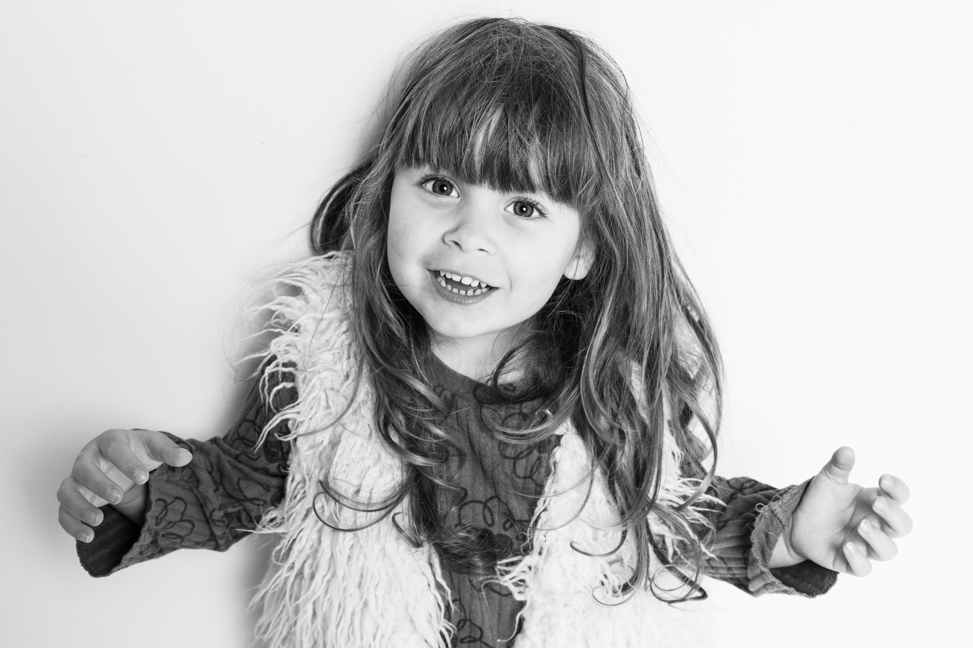 Une enfant pose lors d'une seance photo enfant. Offrez à Votre Enfant des Souvenirs Éternels : Pourquoi Opter pour une Séance Photo Professionnelle à Rennes