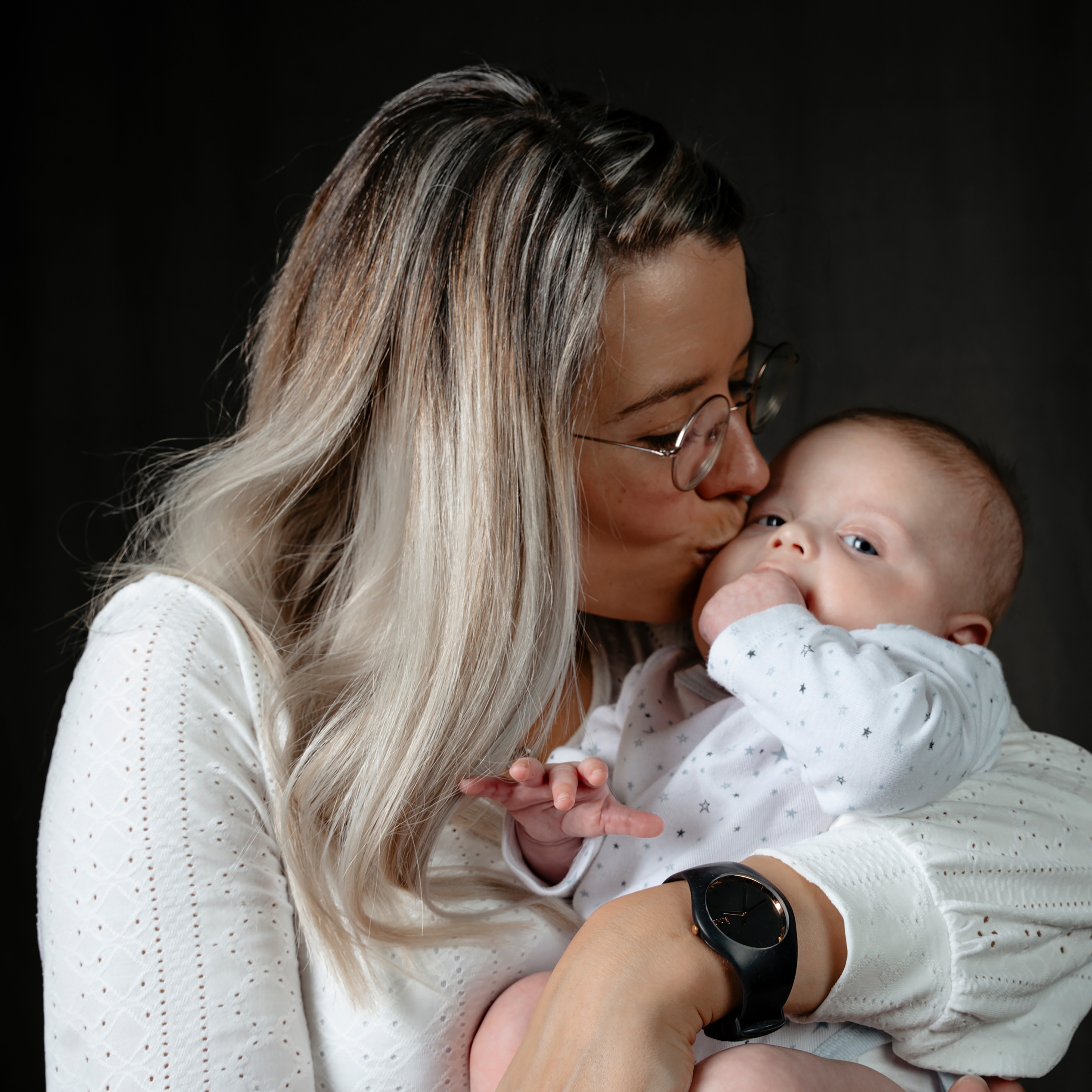 une maman embrasse sont toujeuen bébé lors d'une séance photo en fmaill.Séance photo famille à Rennes : des images qui racontent votre histoire