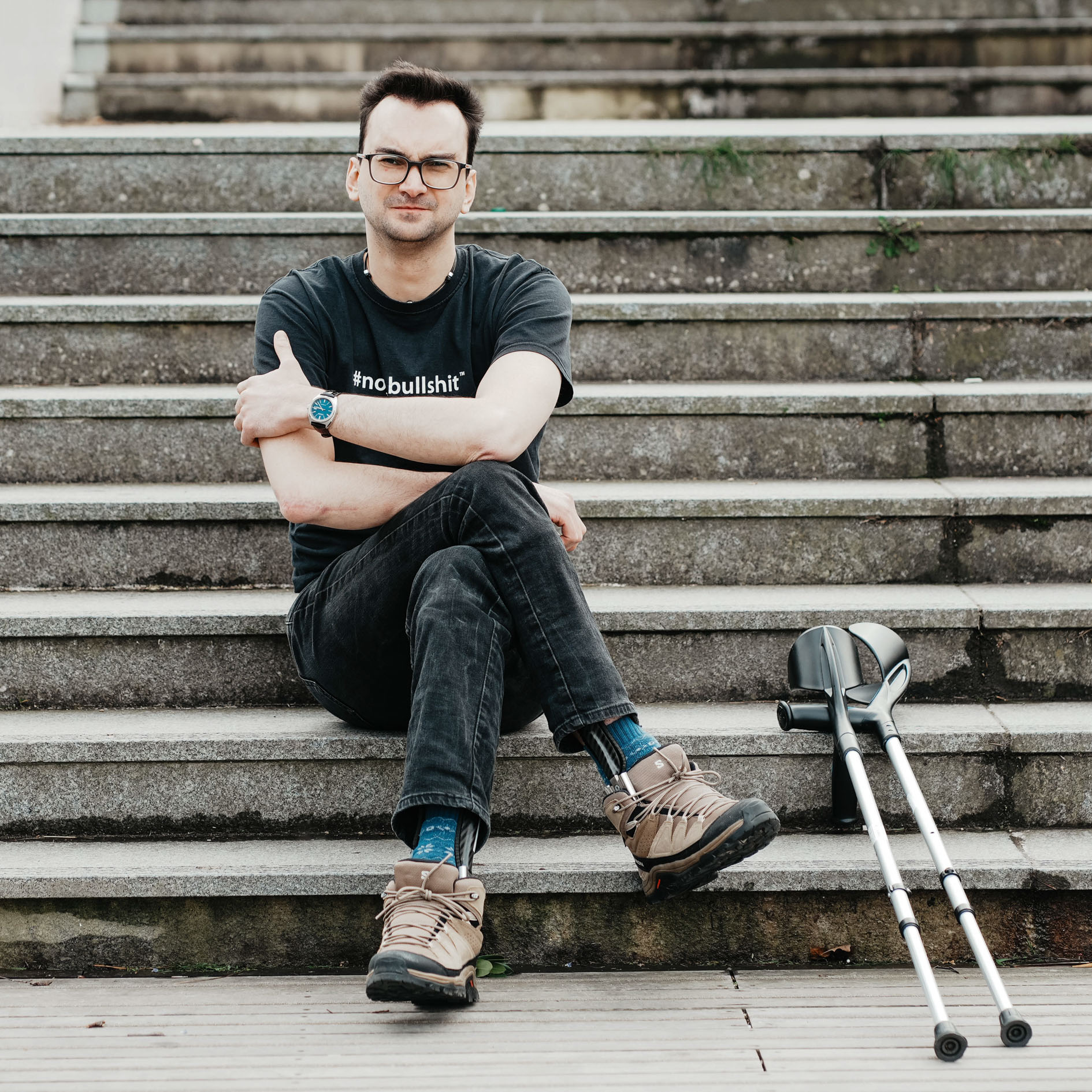 projet photo estime de soi pour des hommes tétraplegique, un jeune homme en fauteuil roulant prend la pose devant l'appareil photo