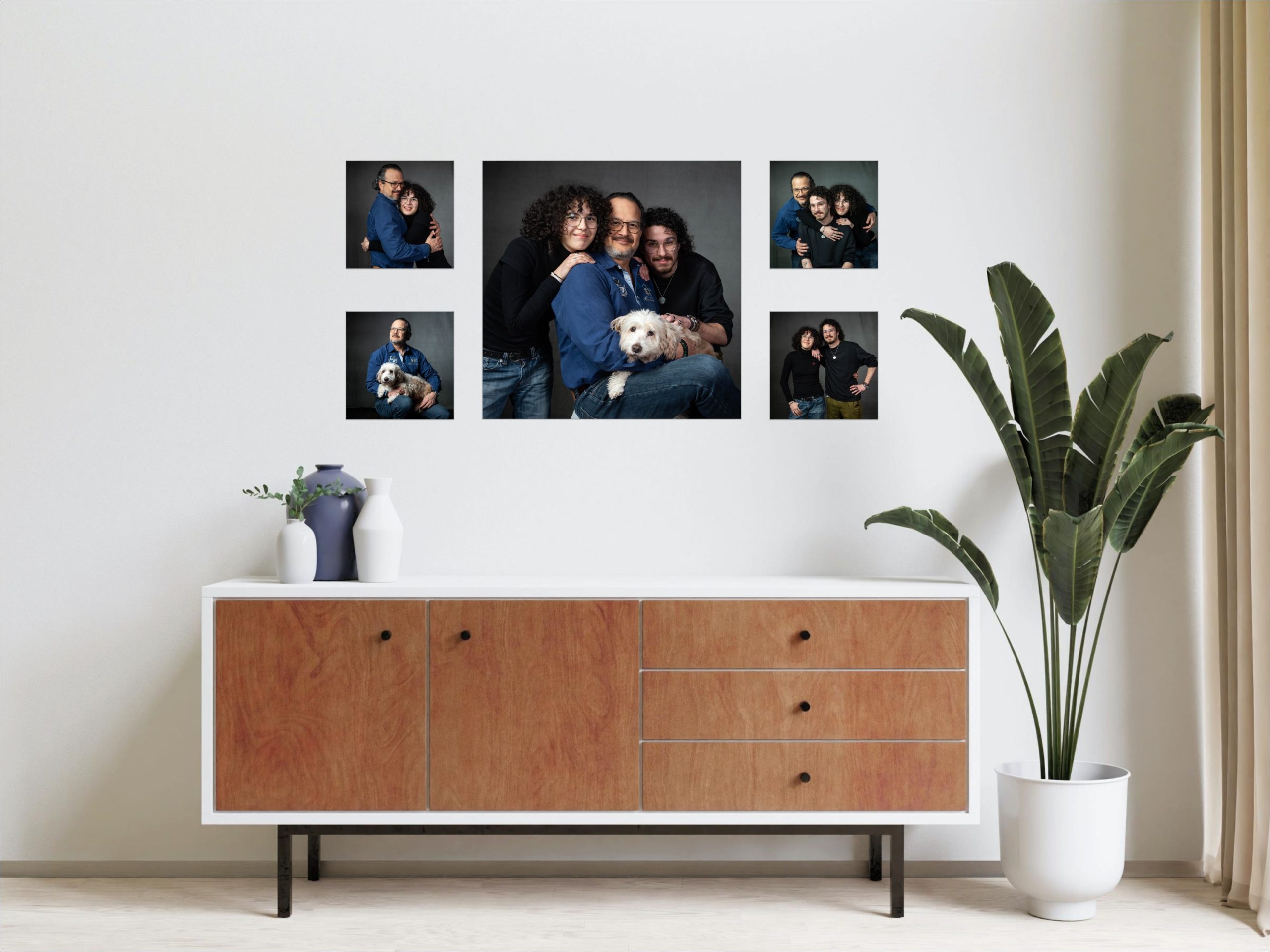 maquette de tableau dans lentree par frederique jouvin la photo montre des tableaux dans une entrée au dessus d'un meuble. des portraits de familles sous forme de tableaux.