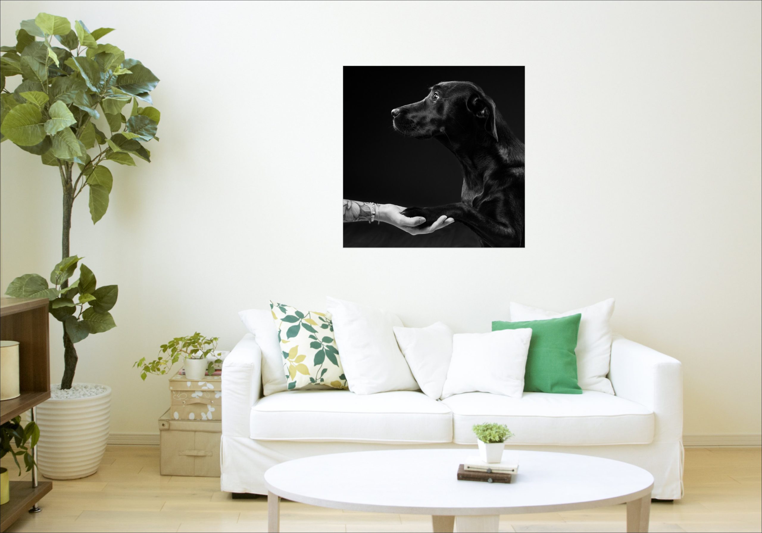 maquette d'une tableau dans une salle a manger par frederique jouvin photographe rennes dans un salon, au mur il est accroché un tableau où l'on peut voir un portrait d'un chien