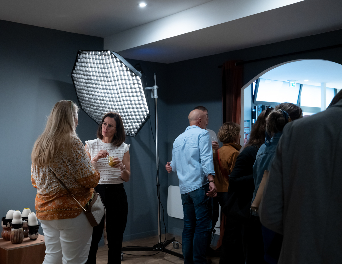 inauguration-du-studio-photo-betton-rennes-estelle-boue-12 photo de l'inauguration du studio. On y voit l'ambiance es personnes qui se sont réunis dans l'espace prise de vue.