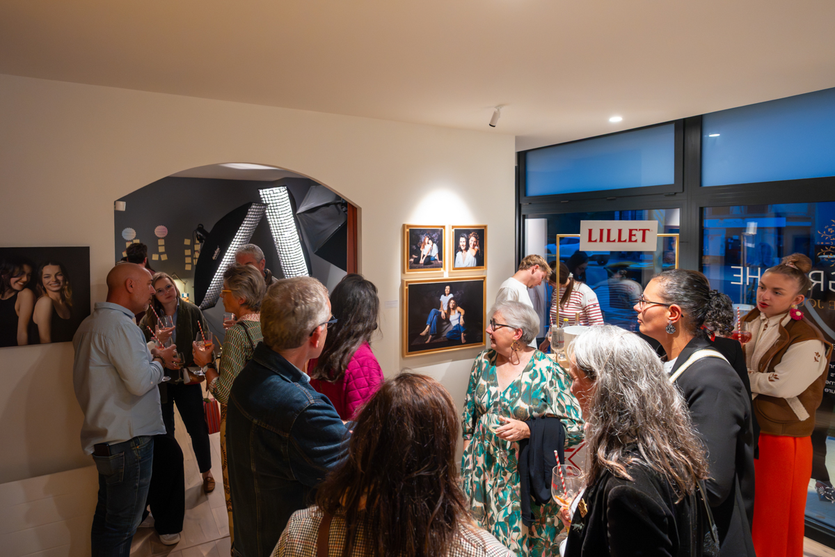 inauguration-du-studio-photo-betton-rennes-estelle-boue-18 ambaince cocktail et discussion lors du vernissage du studio  photo a betton