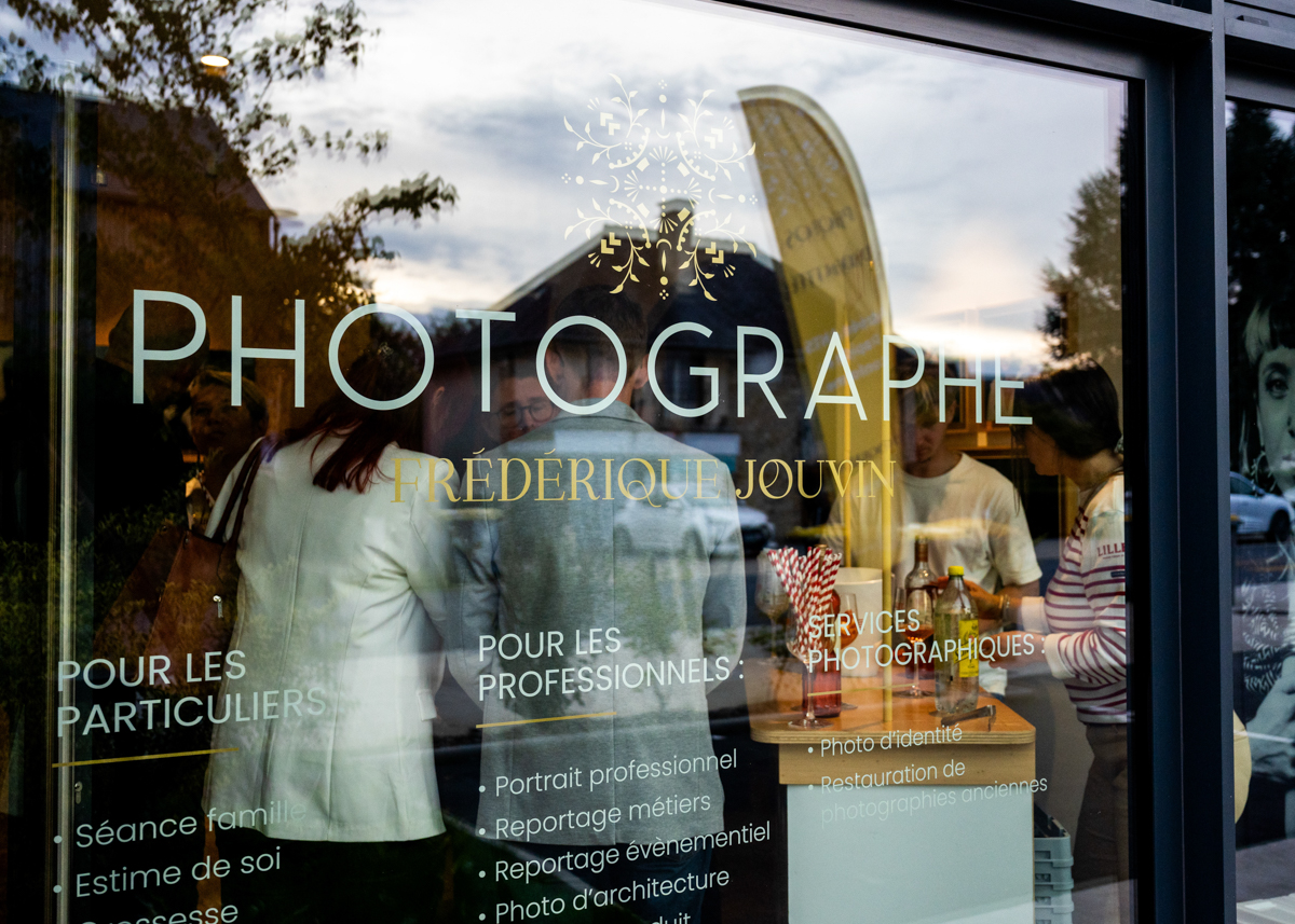 inauguration-du-studio-photo-betton-rennes-estelle-boue-7 photo de l'inauguration du studio. On y voit la vitrine du studio