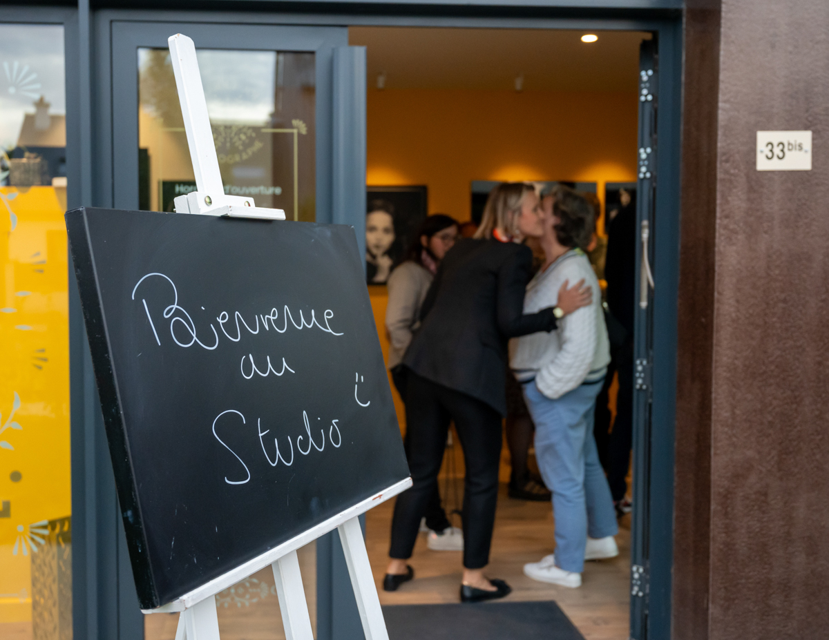 inauguration-du-studio-photo-betton-rennes-estelle-boue-8 photo de l'inauguration du studio. On y voit l'entrée du studio photo
