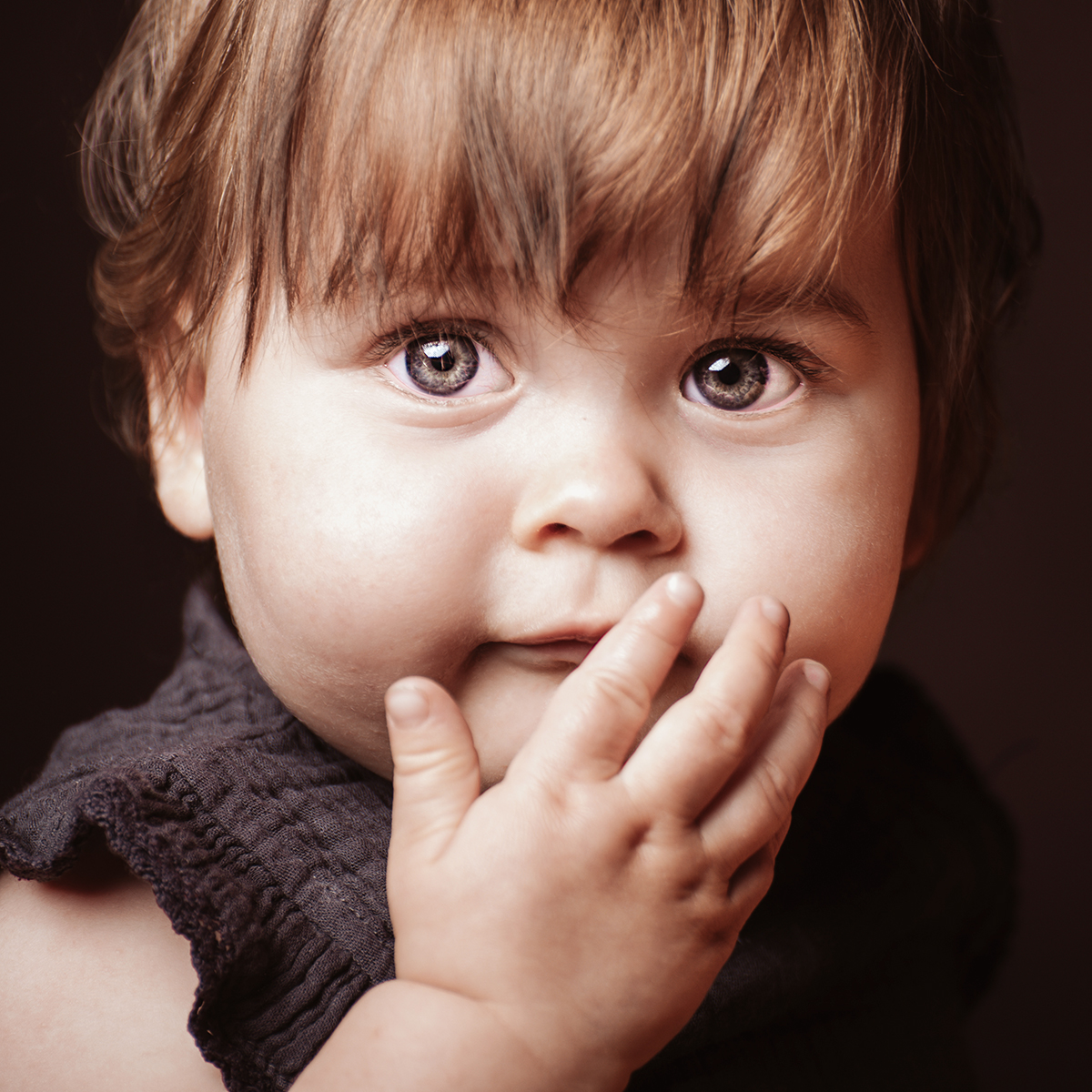 portrait-bebe-studio-frederique-jouvin-rennes.jpg Gros plan d’un bébé photographié au studio Frédérique Jouvin à Rennes, regard doux et lumière naturelle mettant en valeur l’émotion et la tendresse du moment.