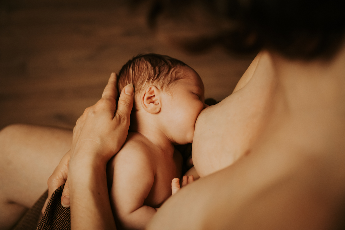 seance-bebe-studio-allaitement-photgraphe-rennes-frederique-jouvin-10 une maman qui allaite son bébé lors d'une seance photo bébé à rennes