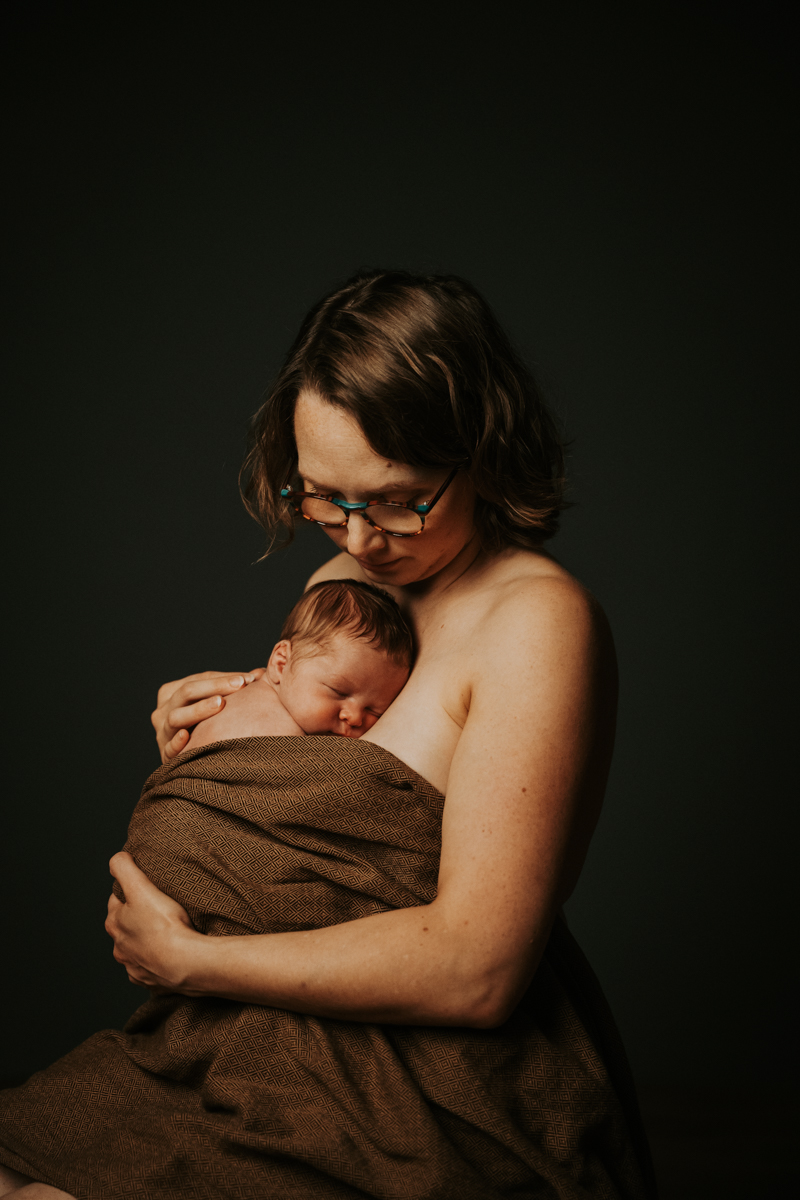 seance-bebe-studio-allaitement-photgraphe-rennes-frederique-jouvin-11 un portrait doux et poétique d'une maman avec son enfant lors d'une séance photo bébé au studio à rennes