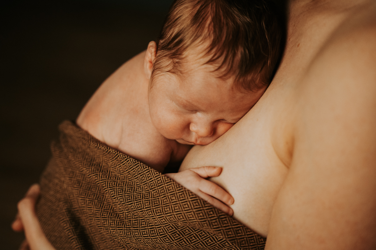seance-bebe-studio-allaitement-photgraphe-rennes-frederique-jouvin-12 une seance bebe au studio où le bébé dors sur le sein de sa mère