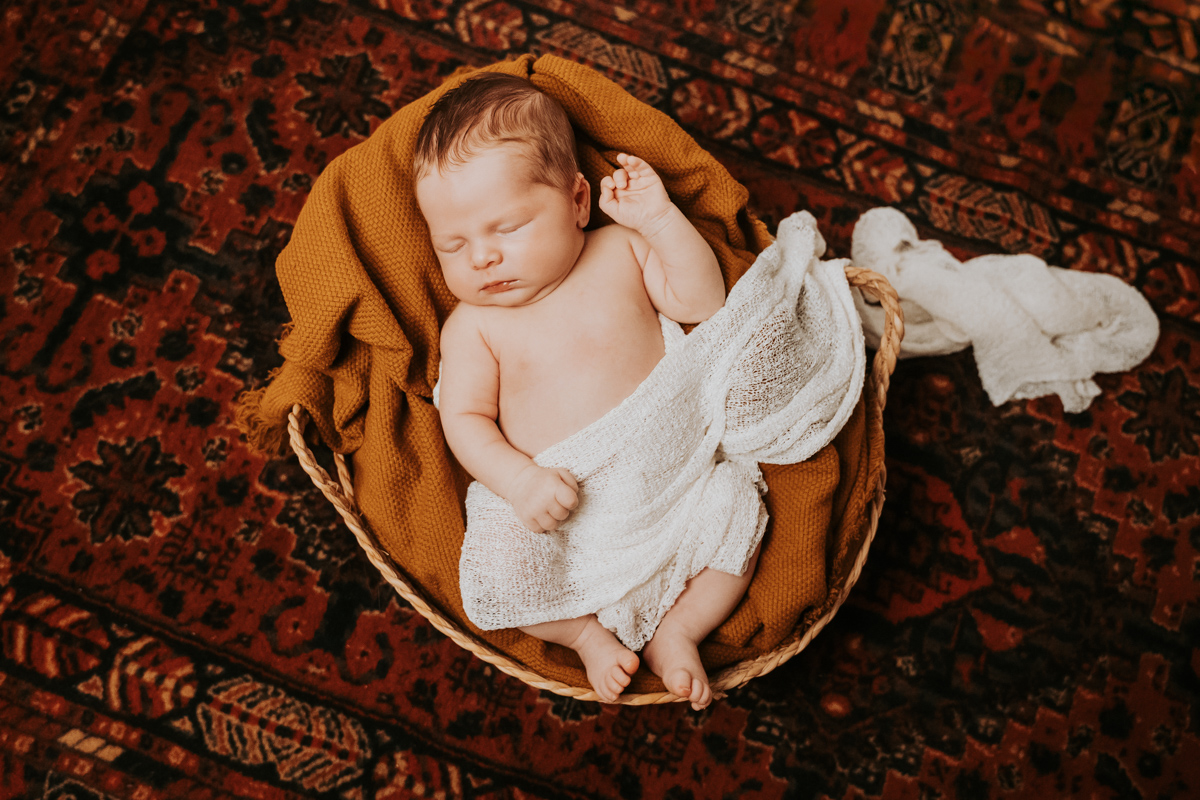 seance-bebe-studio-allaitement-photgraphe-rennes-frederique-jouvin-16 portrait d'un bébé lors d'une seance photo bébé a rennes