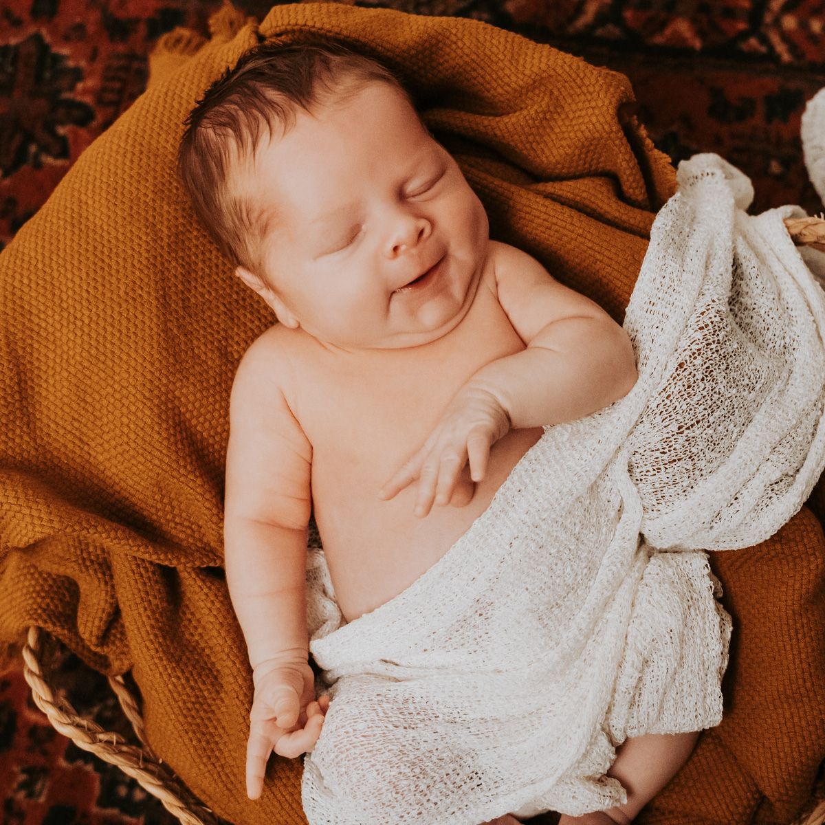 seance-bebe-studio-allaitement-photgraphe-rennes-frederique-jouvin-17 portrait d'un bébé lors d'une seance photo bébé a rennes