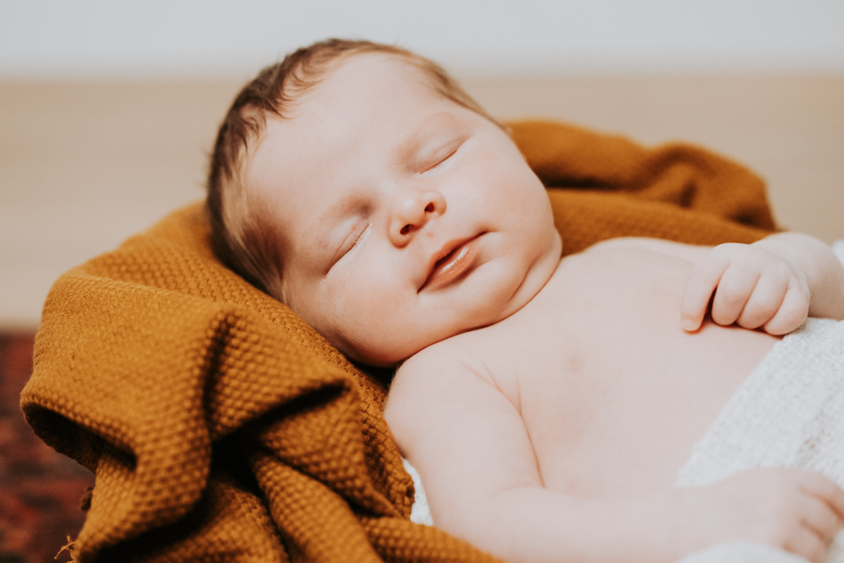 seance-bebe-studio-allaitement-photgraphe-rennes-frederique-jouvin-22 portrait d'un bébé lors d'une seance photo bébé a rennes
