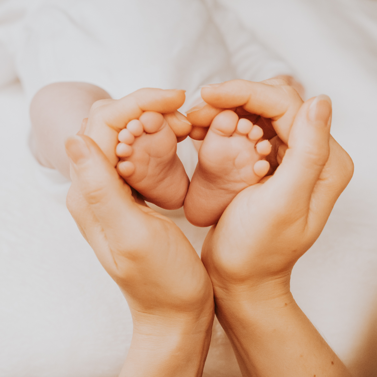 seance-bebe-studio-allaitement-photgraphe-rennes-frederique-jouvin-37 portrait des petits pieds de bébé lors d'une seance photo bébé au studio a rennes