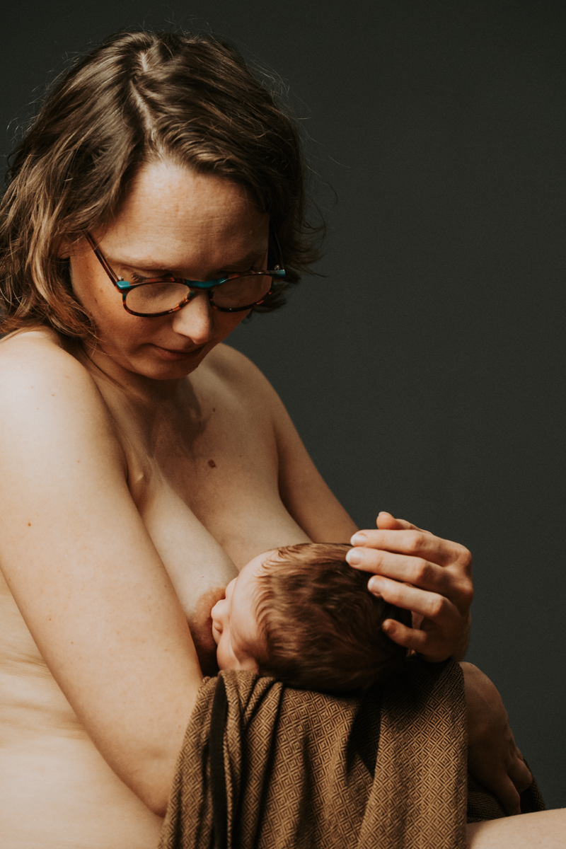 seance-bebe-studio-allaitement-photgraphe-rennes-frederique-jouvin-7 une maman qui allaite son bébé lors d'une seance photo bébé à rennes