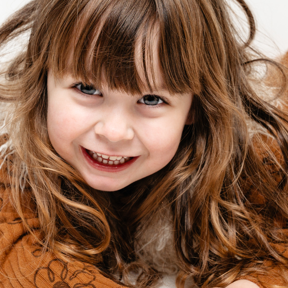 seance-photo-studio-petite-bebe-fille-photgraphe-rennes-frederique-jouvin-10 POrtrait d'une petite fille qui a trois ans. Elle s'amuse et je la photographie lors d'une seance photo enfant au studio à rennes.