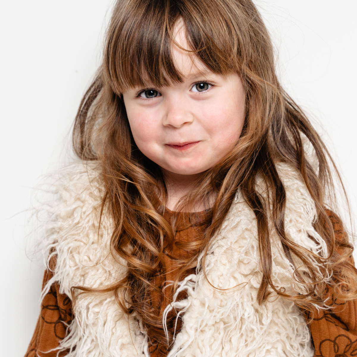 seance-photo-studio-petite-bebe-fille-photgraphe-rennes-frederique-jouvin-12 POrtrait d'une petite fille qui a trois ans. Elle s'amuse et je la photographie lors d'une seance photo enfant au studio à rennes.
