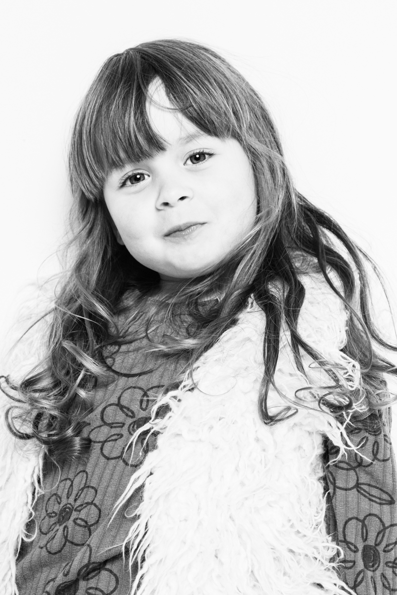 seance-photo-studio-petite-bebe-fille-photgraphe-rennes-frederique-jouvin-13 POrtrait d'une petite fille qui a trois ans. Elle s'amuse et je la photographie lors d'une seance photo enfant au studio à rennes.