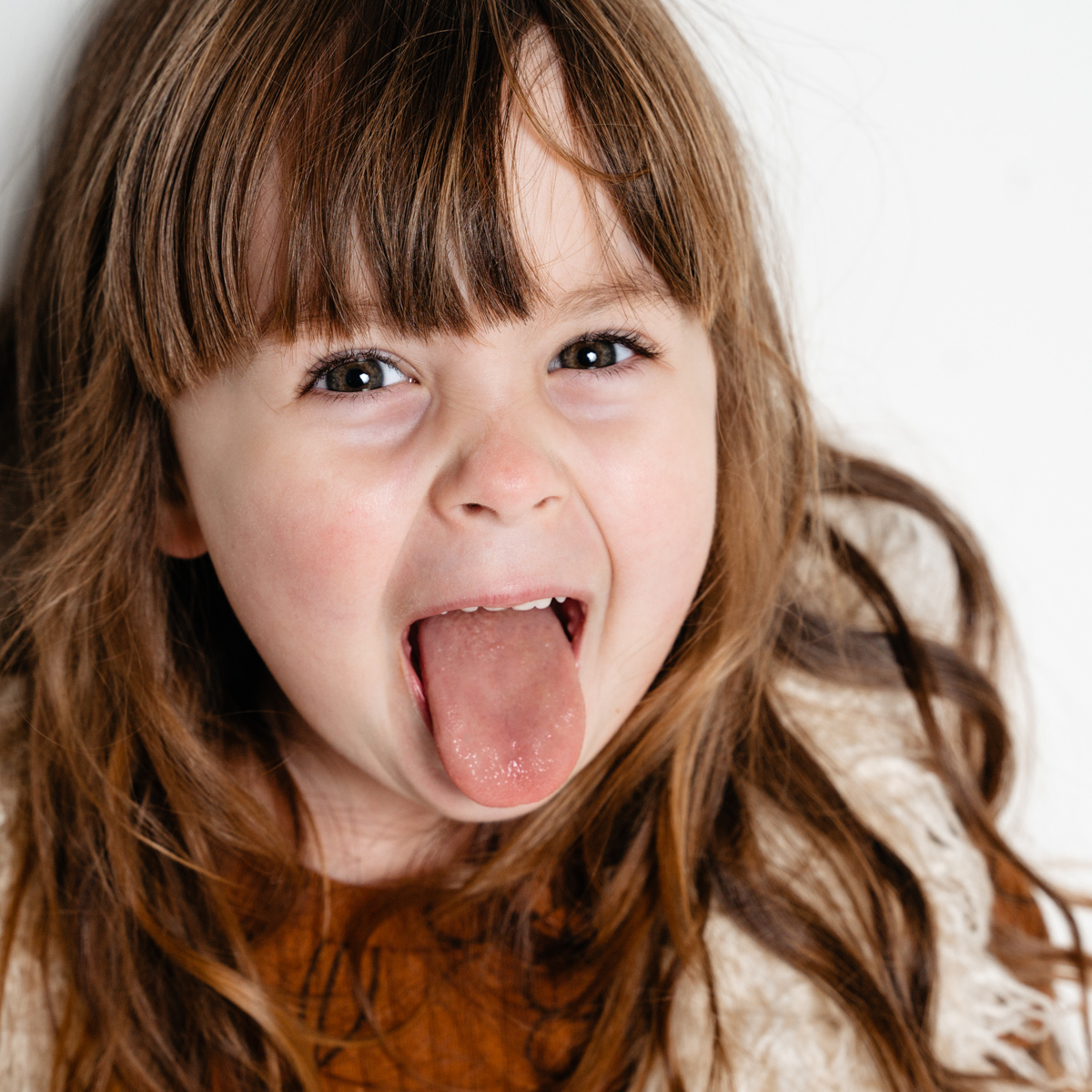 seance-photo-studio-petite-bebe-fille-photgraphe-rennes-frederique-jouvin-14 POrtrait d'une petite fille qui a trois ans. Elle s'amuse et je la photographie lors d'une seance photo enfant au studio à rennes.