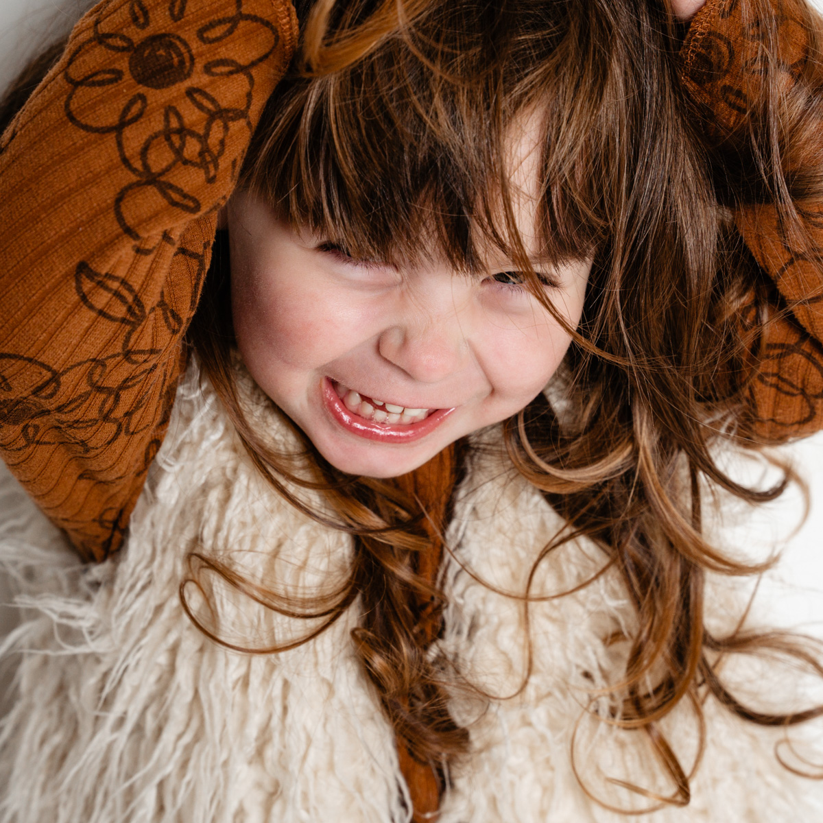 seance-photo-studio-petite-bebe-fille-photgraphe-rennes-frederique-jouvin-15 POrtrait d'une petite fille qui a trois ans. Elle s'amuse et je la photographie lors d'une seance photo enfant au studio à rennes.