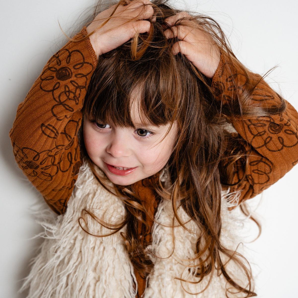seance-photo-studio-petite-bebe-fille-photgraphe-rennes-frederique-jouvin-16 POrtrait d'une petite fille qui a trois ans. Elle s'amuse et je la photographie lors d'une seance photo enfant au studio à rennes.