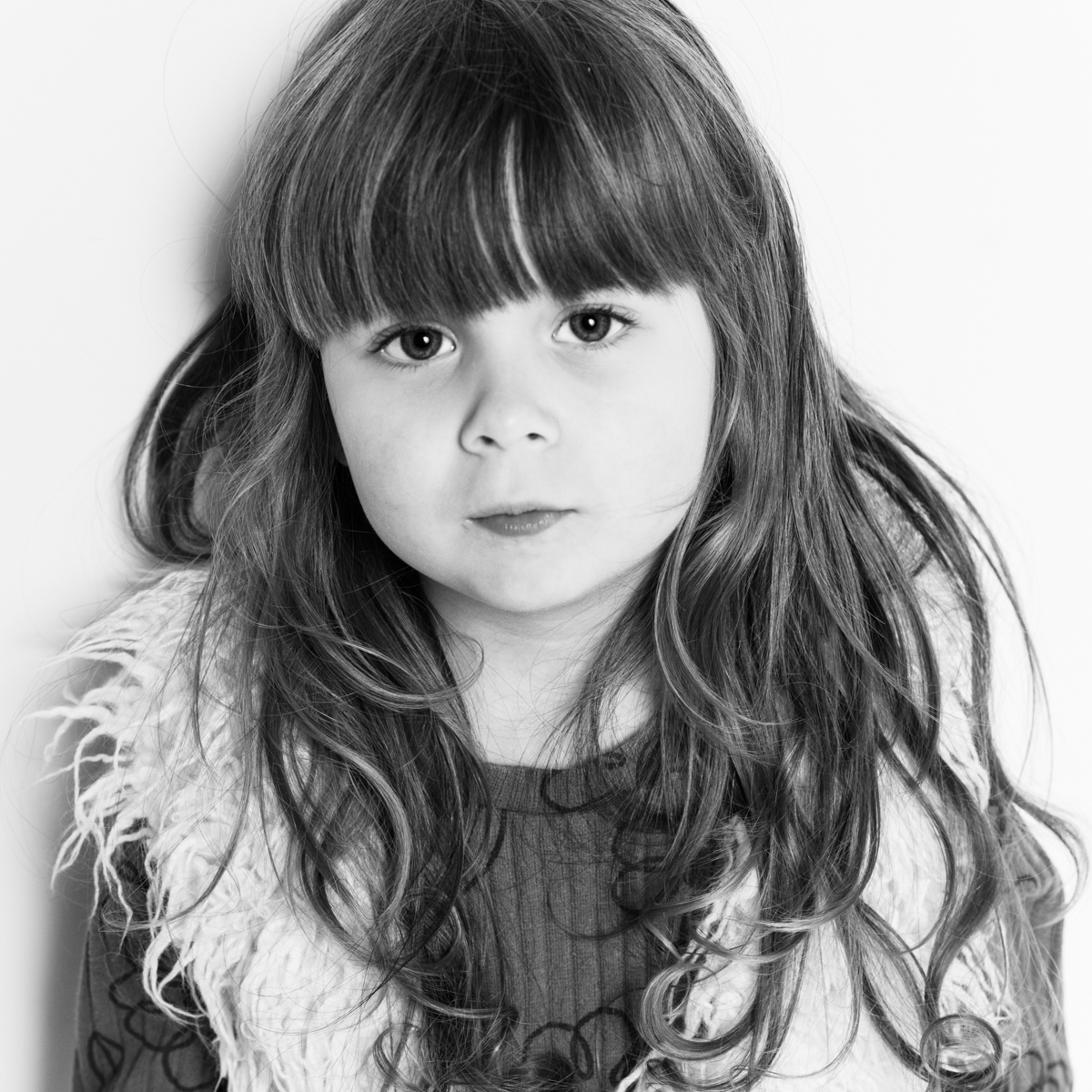 seance-photo-studio-petite-bebe-fille-photgraphe-rennes-frederique-jouvin-19 POrtrait d'une petite fille qui a trois ans. Elle s'amuse et je la photographie lors d'une seance photo enfant au studio à rennes.