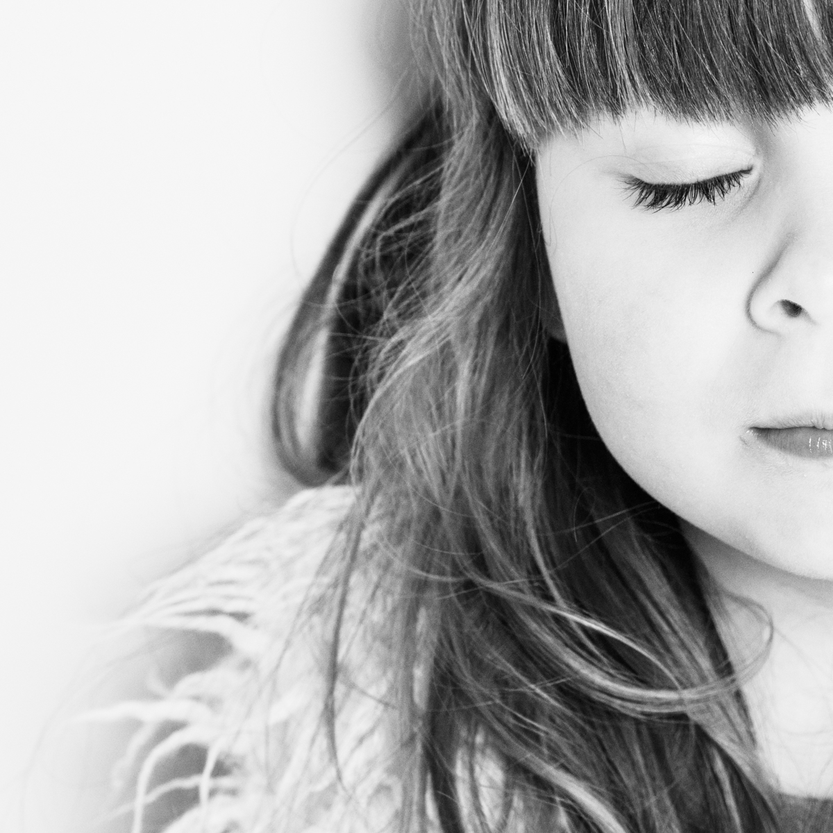 seance-photo-studio-petite-bebe-fille-photgraphe-rennes-frederique-jouvin-20 POrtrait d'une petite fille qui a trois ans. Elle s'amuse et je la photographie lors d'une seance photo enfant au studio à rennes.
