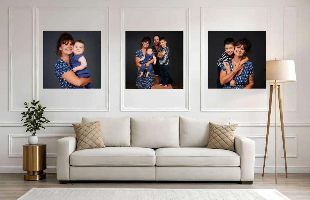 Ensemble de portraits de famille en couleurs imprimés sur tableaux photo muraux dans un studio photo à Rennes.